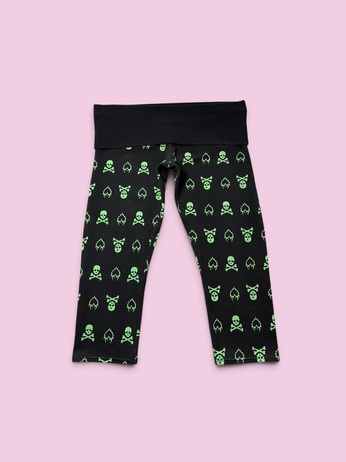 Green skull hearts capris