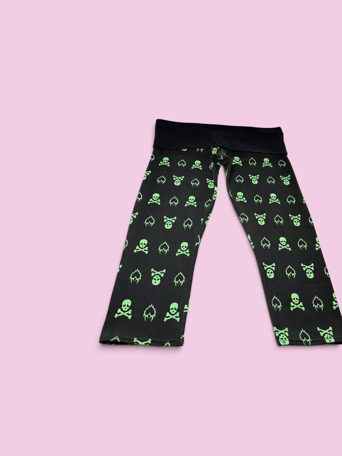 Green skull hearts capris