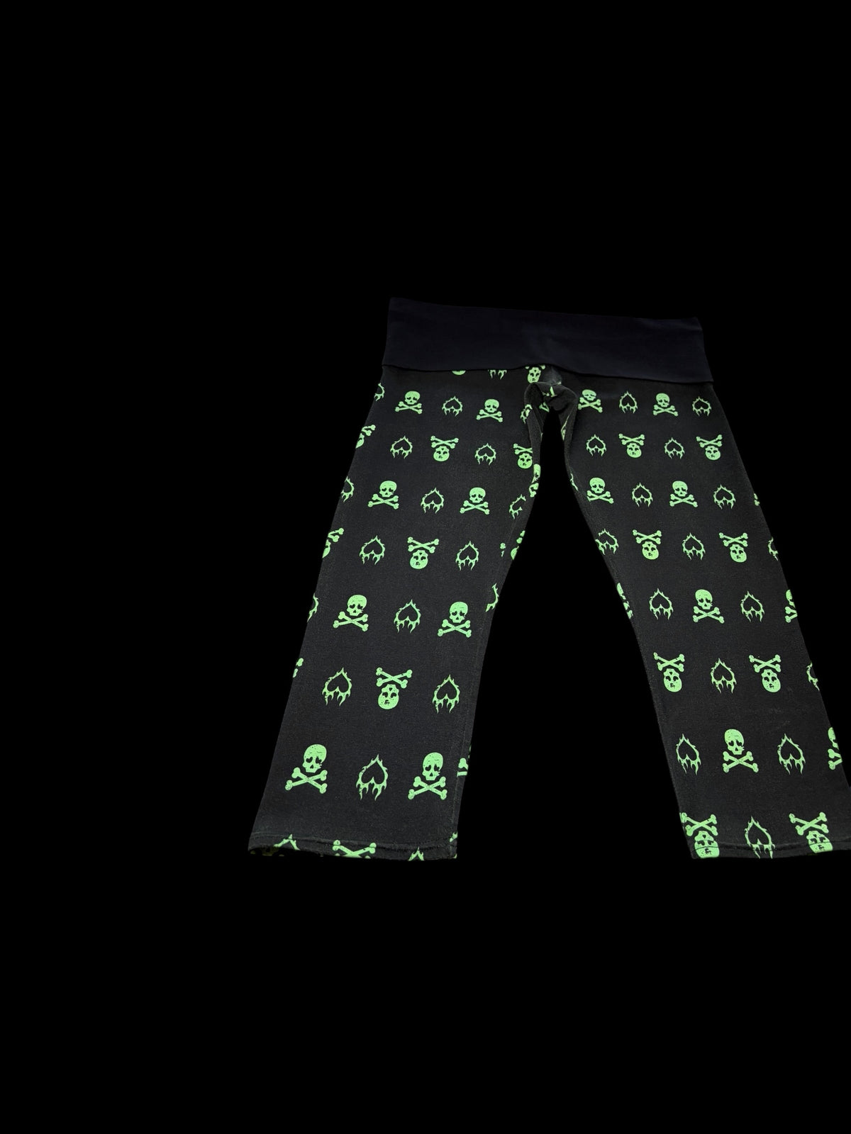 Green skull hearts capris